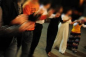 Halay &ccedil;ekenlere otomobil &ccedil;arptı