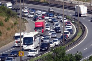 Bayram tatili d&ouml;n&uuml;ş trafiği devam ediyor!