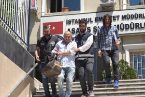 Ağır yaraladığı eşini hastanede &ouml;ld&uuml;rmeye giden ş&uuml;pheli adliyeye sevk edildi