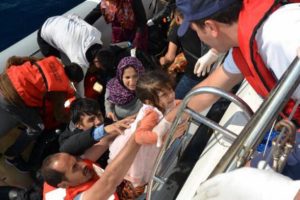 53 ka&ccedil;ak g&ouml;&ccedil;men denizde s&uuml;r&uuml;klenirken kurtarıldılar