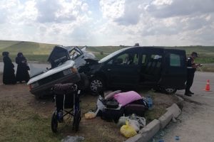 Hafif ticari ara&ccedil; ile otomobil &ccedil;arpıştı!