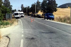 Minib&uuml;sle &ccedil;arpışan kasksız motosikletli can verdi!