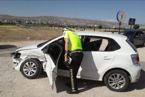 İki otomobil &ccedil;arpıştı: 4'&uuml; &ccedil;ocuk 10 yaralı