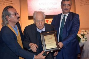 Yazar Nuri Pakdil, hastaneye kaldırıldı