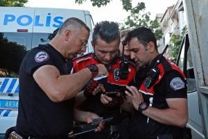 Uyuşturucu maddeyi yola atıp ka&ccedil;maya &ccedil;alışan 2 ş&uuml;pheli yakalandı