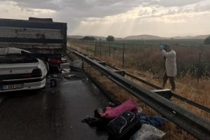 TIR ile otomobil &ccedil;arpıştı: 1 &ouml;l&uuml;, 7 yaralı