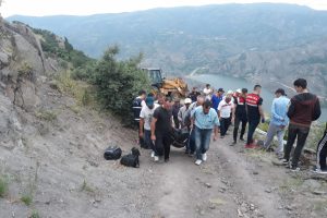 Trakt&ouml;rde &ouml;len aile toprağa verildi