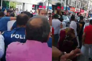 Parkta hareketli anlar! Polis vatandaşın elinden g&uuml;&ccedil;l&uuml;kle kurtardı