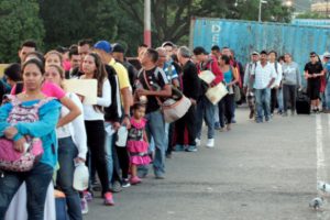 Binlerce Venezuelalı Kolombiya sınırında