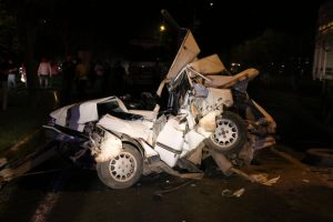 Kamyon, kırmızı ışıktaki &uuml;&ccedil; otomobile &ccedil;arptı!
