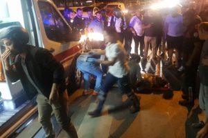 Otomobil ile &ccedil;arpışan motosikletin s&uuml;r&uuml;c&uuml;s&uuml; yaralandı