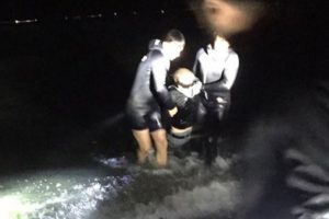 Alkol alıp denize giren gen&ccedil; son anda kurtarıldı