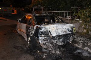 Kundaklanan otomobil alev topuna d&ouml;nd&uuml;
