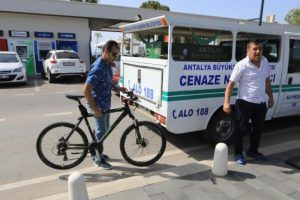 Serinlemek i&ccedil;in girdiği denizde can verdi