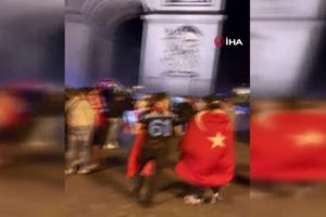 Paris sokakları kırmızı beyaza b&uuml;r&uuml;nd&uuml;