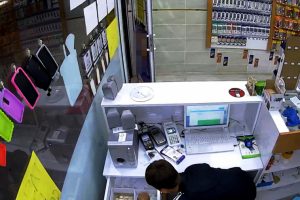 Kapı kilidini 3 saniyede a&ccedil;tığı d&uuml;kkandan 40 lira &ccedil;aldı