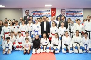 Bakan Kasapoğlu, Konya'da sporcularla bir araya geldi