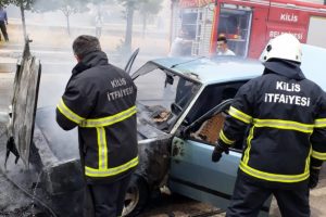 Seyir halindeki otomobil alev aldı