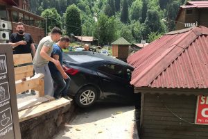 Otomobil eve girdi!