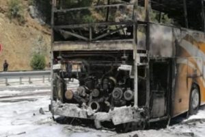 Seyir halindeki yolcu otob&uuml;s&uuml; alev aldı