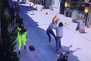 Yabanca uyruklu iki kadına sokak ortasında dayak