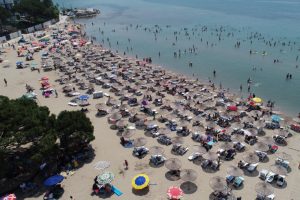 Tatilin son g&uuml;n&uuml; Kandıra plajları doldu
