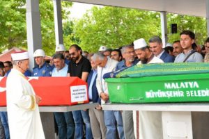 Silahlı saldırıda &ouml;len polis ve annesi defnedildi