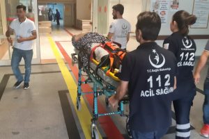 Tarım aracı devrildi: 1'i ağır 4 yaralı