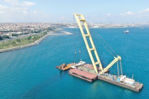 Batan 115 metrelik geminin arka b&ouml;l&uuml;m&uuml; sudan &ccedil;ıkarıldı
