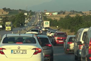 Bursa'da d&ouml;n&uuml;ş &ccedil;ilesi! Uzun kuyruklar oluştu