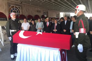 Şehit oğlunu, asker selamıyla uğurladı
