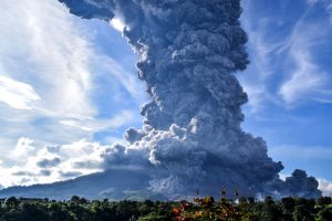 Sinabung Yanardağı k&uuml;l p&uuml;sk&uuml;rd&uuml;