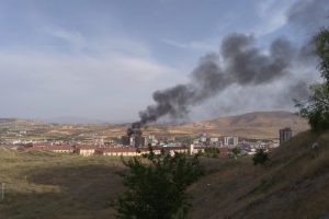 17 katlı inşaatın &ccedil;atısında yangın