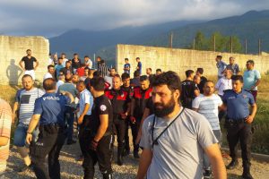 Bursa'da amat&ouml;r k&uuml;me ma&ccedil;ı karıştı, hakemleri polis &ccedil;ıkardı