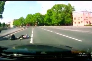 Motosikletten d&uuml;şen kadını minib&uuml;s ezdi