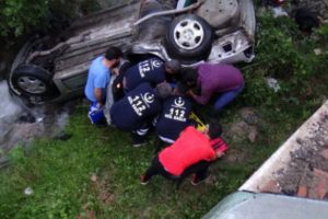 Otomobil dereye u&ccedil;tu: Yaralılar var