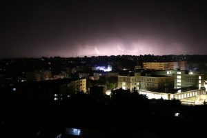 Şimşekler g&ouml;ky&uuml;z&uuml;n&uuml; aydınlattı
