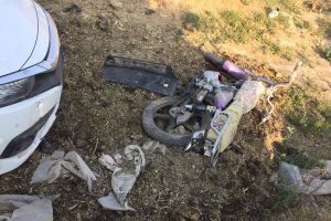 Motosikletli &ccedil;ocukları otomobiliyle kovaladı, o anlar kameraya yansıdı