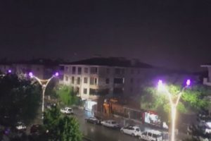 Şimşekler g&ouml;ky&uuml;z&uuml;n&uuml; aydınlattı
