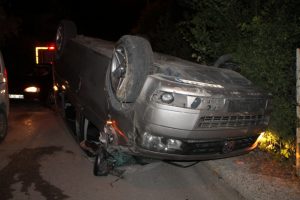 D&uuml;ğ&uuml;nden d&ouml;nen minib&uuml;s kaza yapı: 3 yaralı