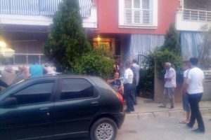 3 &ccedil;ocuk annesi kadın evinde &ouml;ld&uuml;r&uuml;ld&uuml;