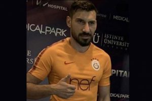 Şener &Ouml;zbayraklı Galatasaray formasını giydi