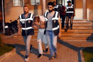 Bursa'da bacadan girdikleri evden 72 bin 500 dolar &ccedil;aldılar