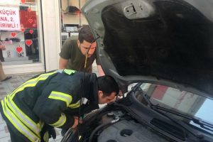Otomobilin altına giren kediyi itfaiye &ccedil;ıkardı