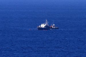 Midilli Adası&nbsp;a&ccedil;ıklarında g&ouml;&ccedil;menleri taşıyan bot battı