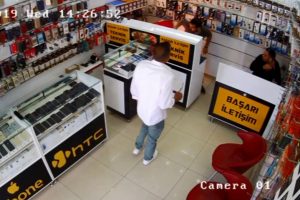 Tamir i&ccedil;in bırakılan cep telefonunun bataryası patladı!