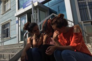 Dilencilerden gen&ccedil; iletişimcilere saldırı