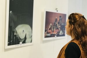 "Şehrin Işıkları" sergisi Bursa'da g&ouml;r&uuml;c&uuml;ye &ccedil;ıktı