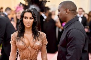 Kardashian d&ouml;rd&uuml;nc&uuml; &ccedil;ocuğunun y&uuml;z&uuml;n&uuml; ilk kez g&ouml;sterdi