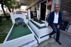 İş yerinin &ouml;n&uuml;ne kendi mezarını yaptırdı